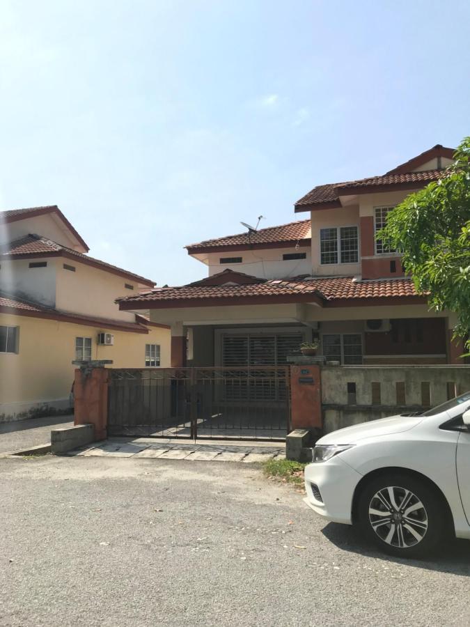 Solehah Homestay Seri Iskandar Luaran gambar